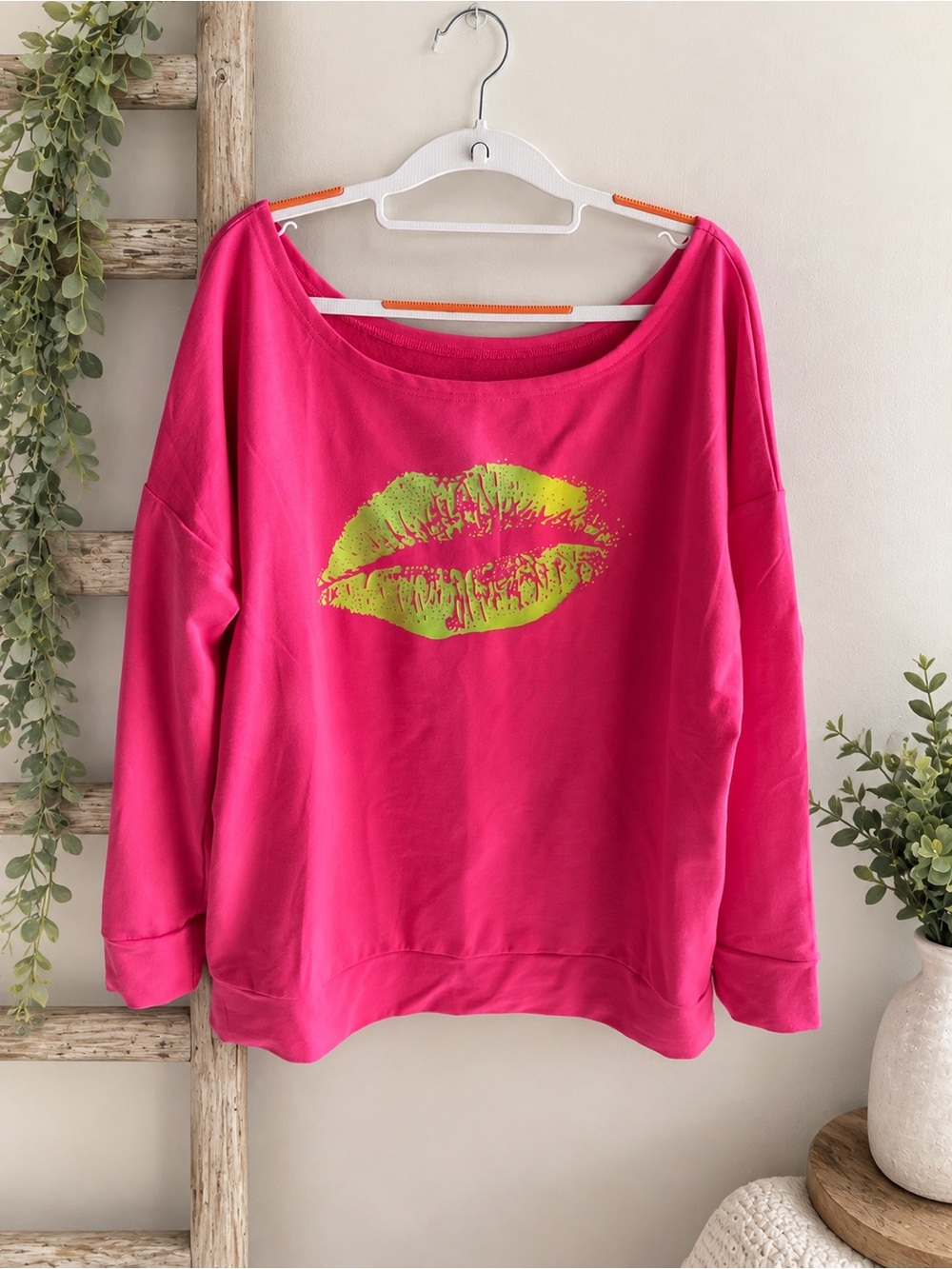 Bright Pink Lips Graphic Long Sleeve Top NWOT XL PtoP 26”